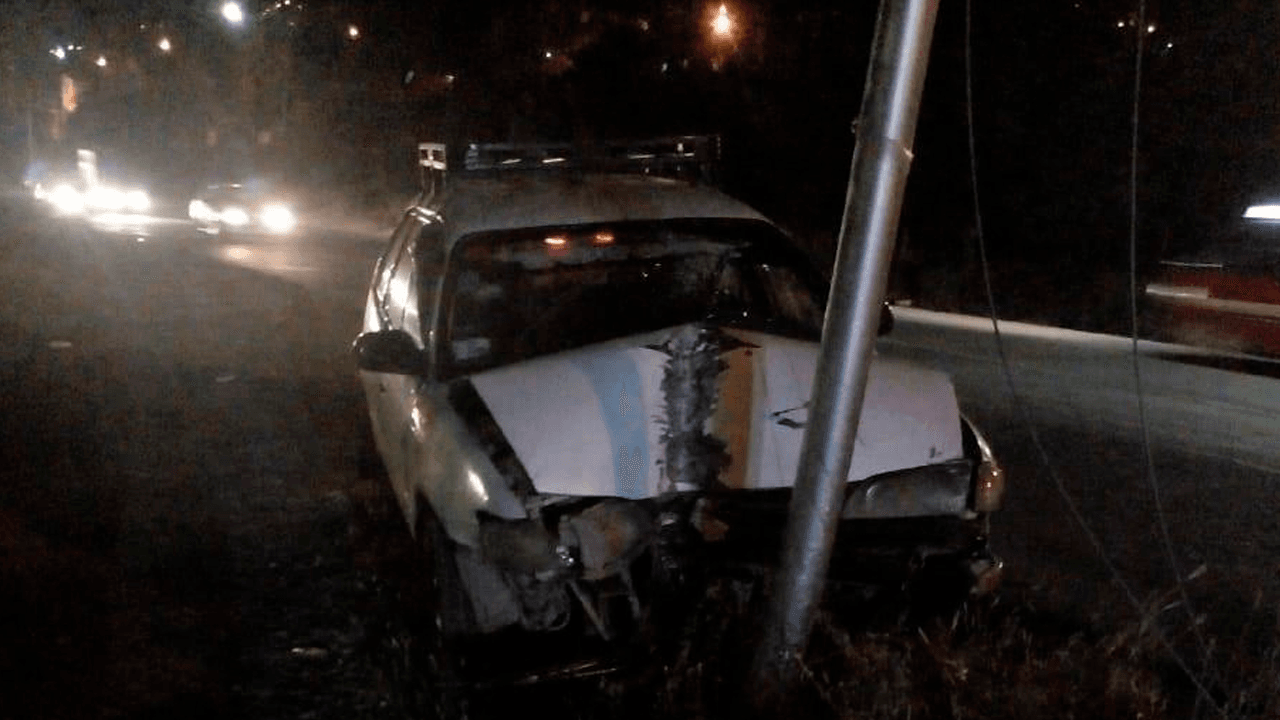 Accidente En La Paz: Vehículo Impacta Contra Poste En La Zona IV Centenario