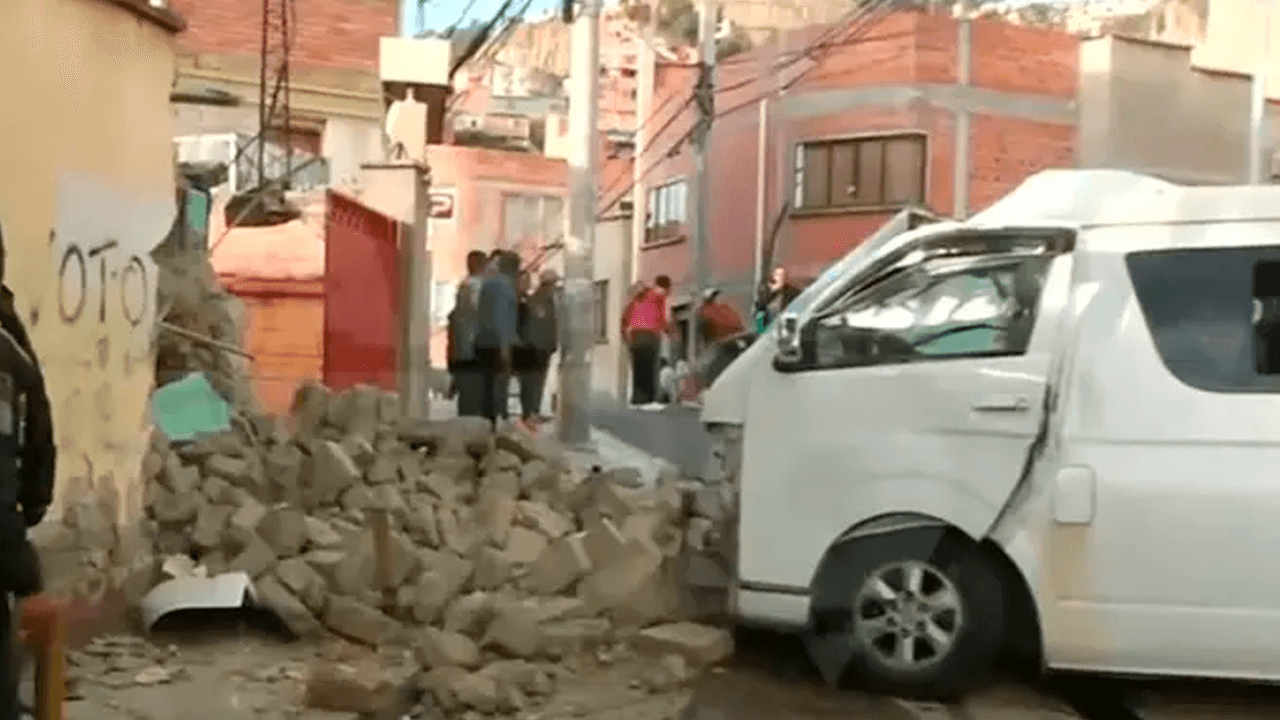 Accidente en la paz: minibús impacta contra una vivienda y provoca fuga de gas