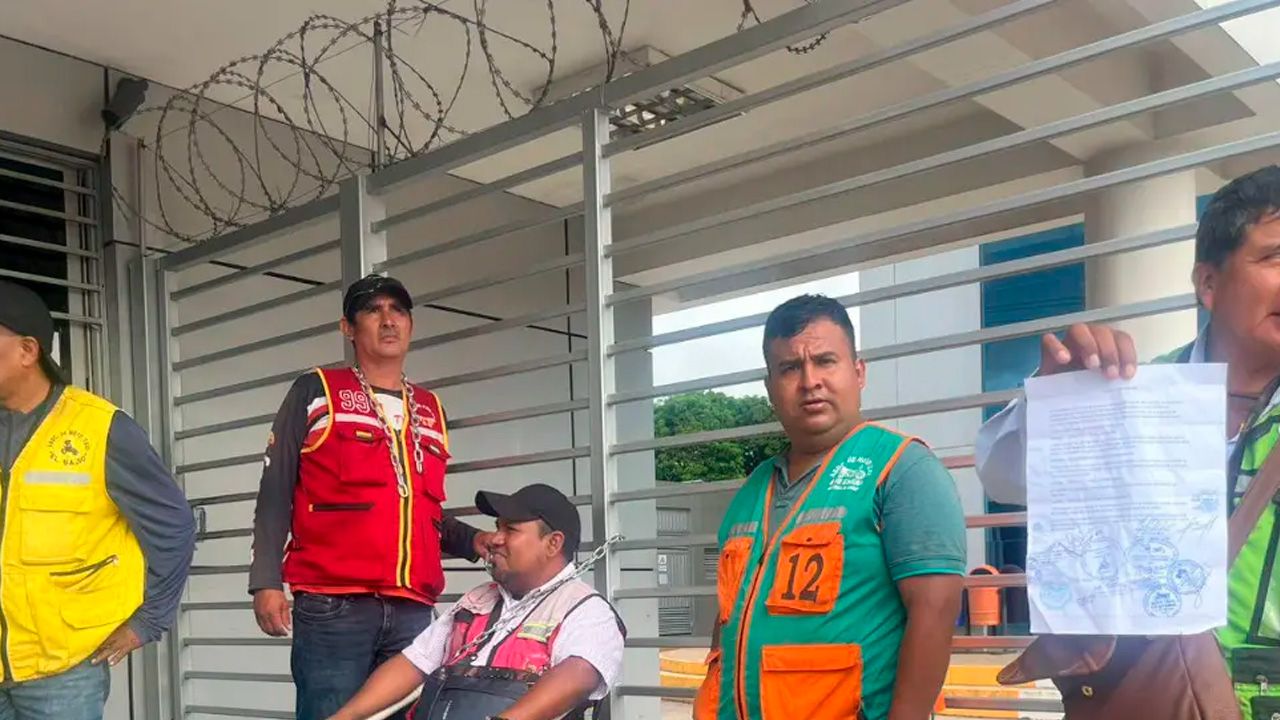 Mototaxistas se encadenan en YPFB exigiendo resarcimiento por daños de la "gasolina desestabilizada"
