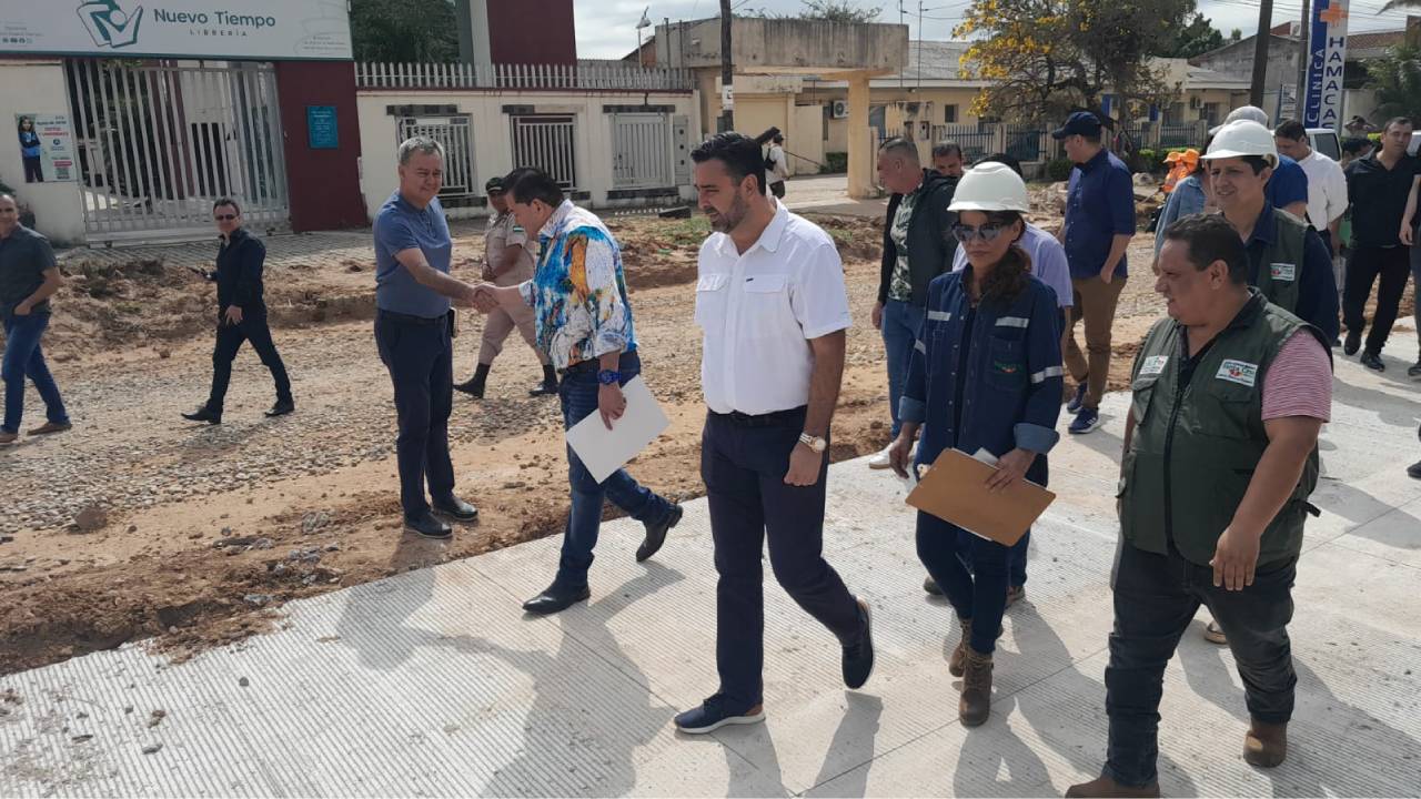 Alcalde Johnny Fernández supervisa avance de pavimentación y anuncia proyectos para Santa Cruz