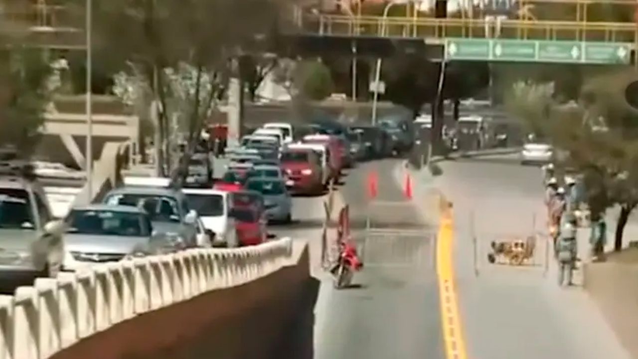 Caos vehicular por cierre de carril en la Costanera