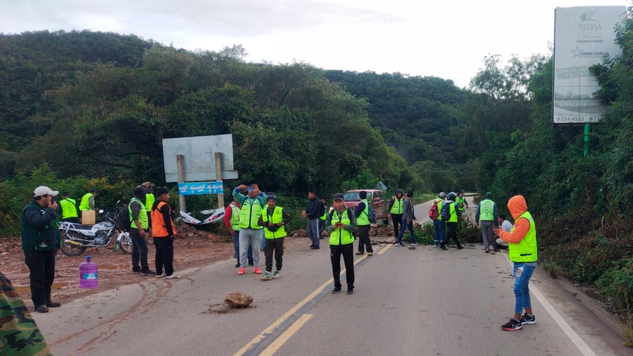 Mototaxistas de Samaipata inician bloqueo indefinido por daños mecánicos atribuidos a mala calidad del combustible