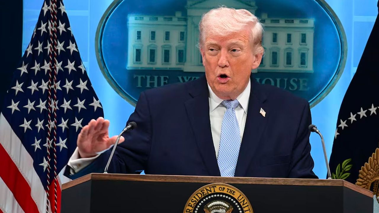 Trump ordena a la Marina de EEUU destruir embarcaciones iraníes que coloquen minas en el estrecho de Ormuz