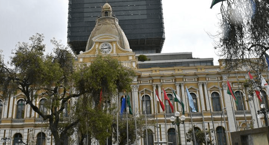 Tensión en plaza murillo por cruce entre seguidores antes de reunión con paz