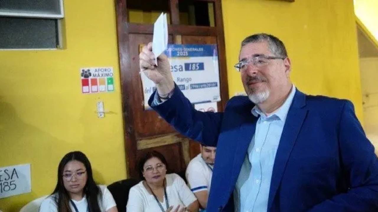 Bernardo Arévalo gana la presidencia de Guatemala