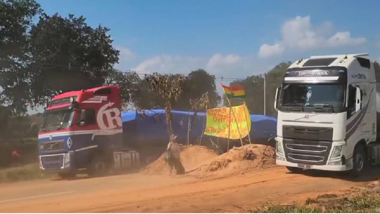 Octavo día de bloqueo por la carretera Santa Cruz - km 13