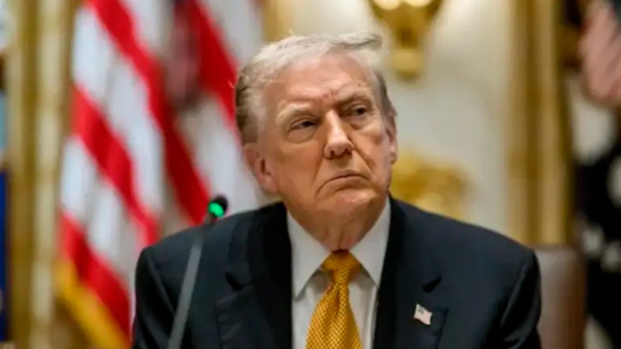 Trump asegura que Irán se encuentra en "estado de colapso" y busca reabrir el estrecho de Ormuz