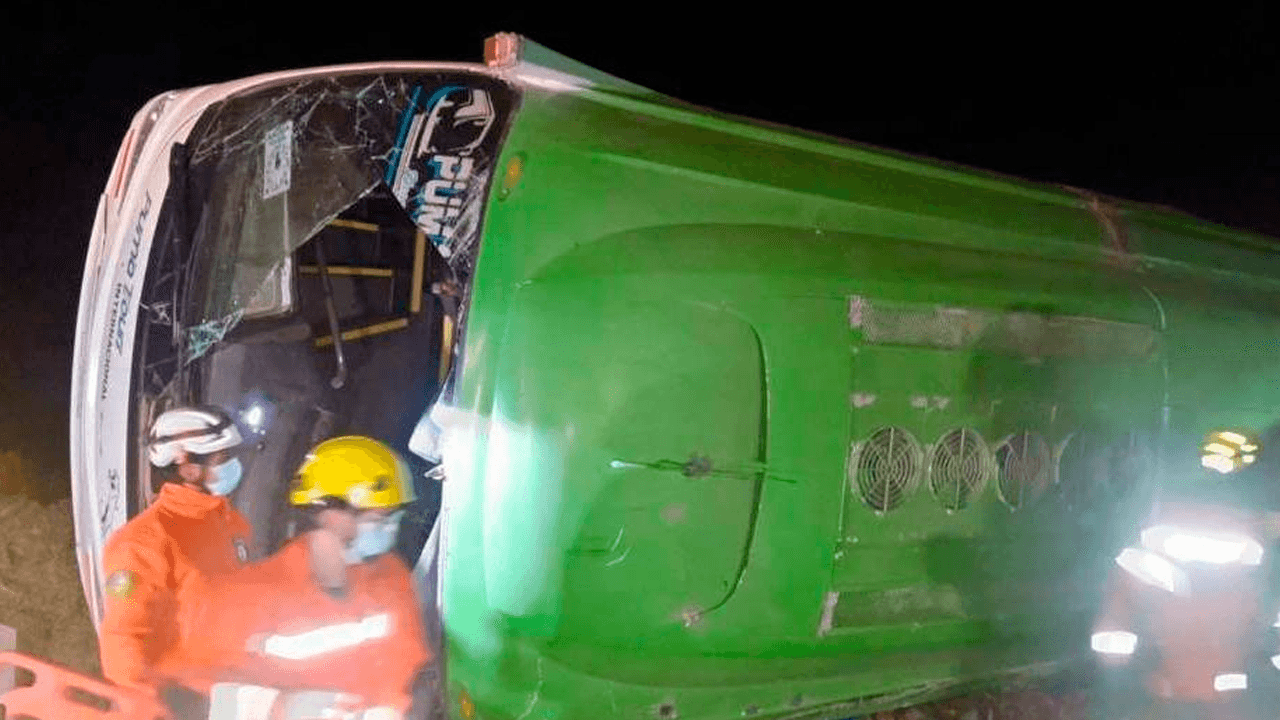 Tragedia: al menos ocho fallecidos y más de una decena de heridos tras el vuelco de un bus en la ruta oruro - chile