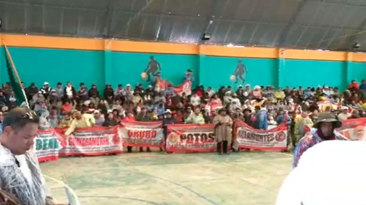 Maestros llegan a El Alto tras tres días de marcha y se preparan para cabildo de la COB