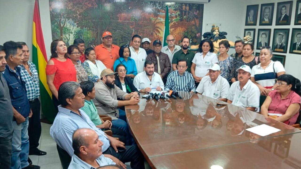 Cívicos cruceños instan al diálogo y advierten que los bloqueos "no favorecen a nadie"