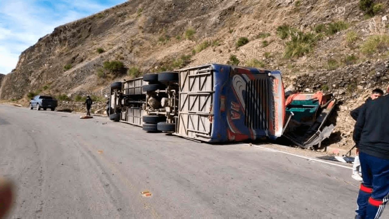  Tragedia en Tarija: Tres fallecidos y más de 20 heridos tras el embarrancamiento de una flota en Falda la Queñua