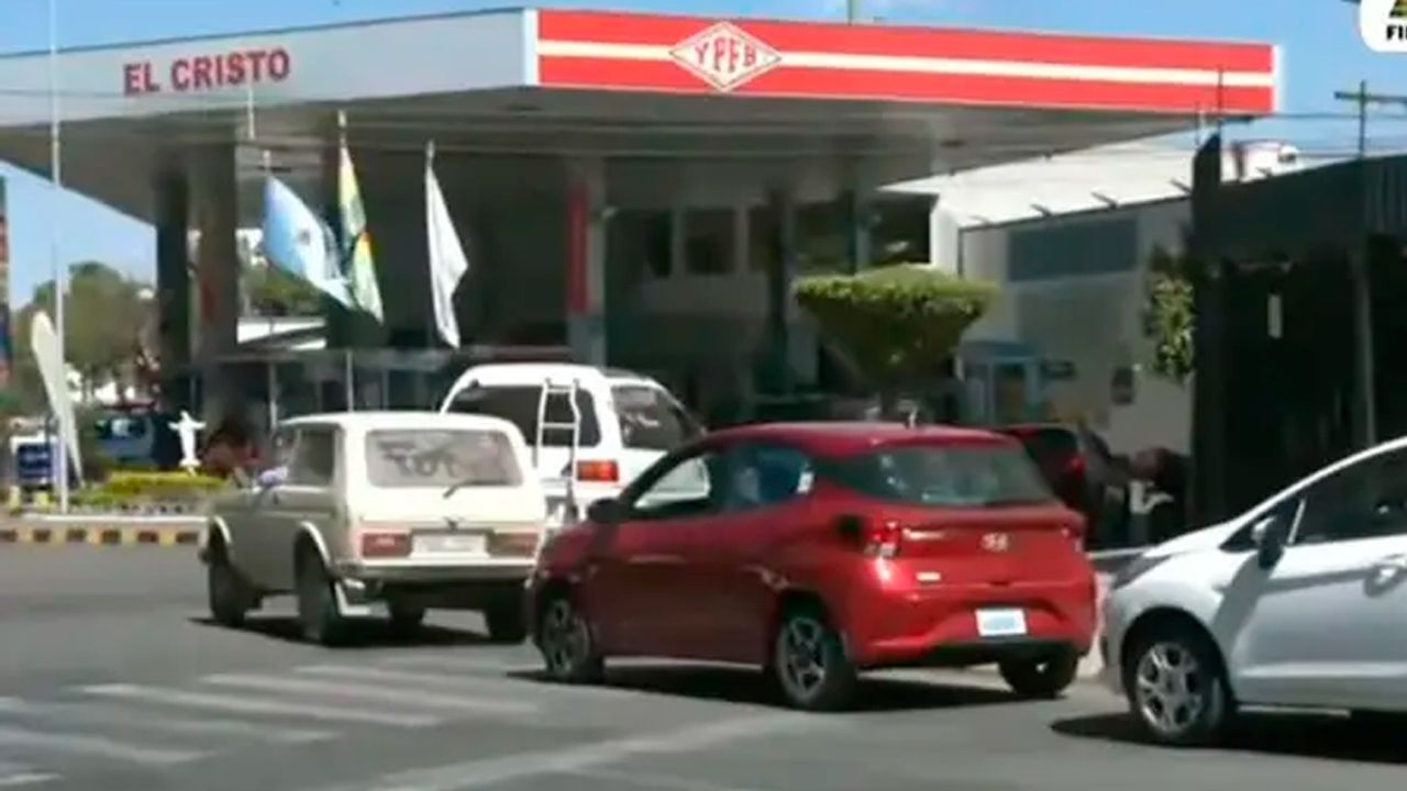 Falta gasolina y crecen las filas en Cochabamba