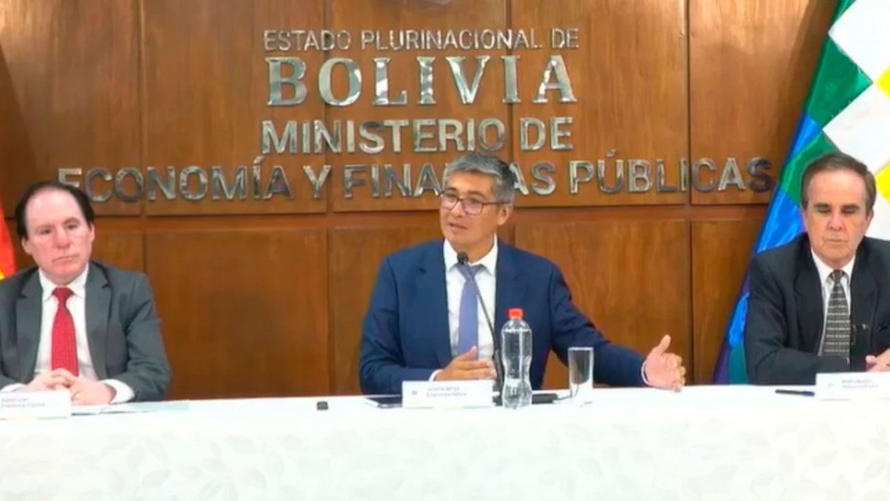 Bolivia habilita retiro de remesas al tipo de cambio referencial y devolución gradual de dólares
