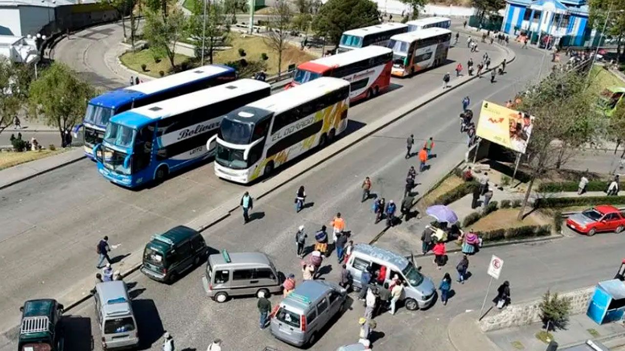 Choferes anuncian 44 puntos de bloqueo en La Paz y confirman paro de 24 horas