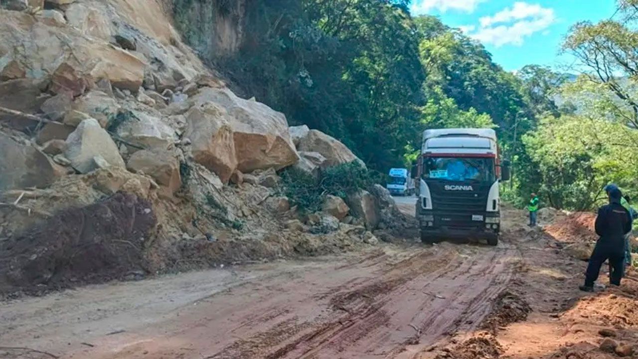 ABC rehabilita tránsito en la carretera antigua Santa Cruz - Cochabamba tras derrumbes