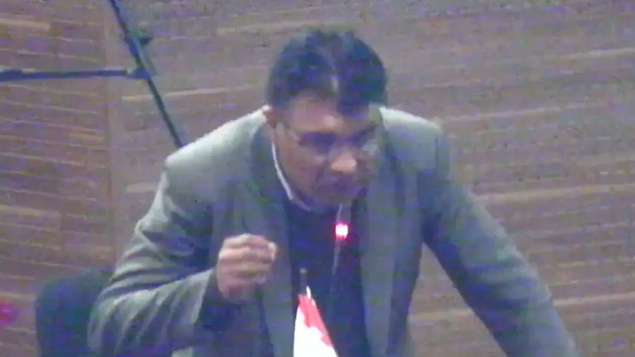 Condori arremete contra legisladores