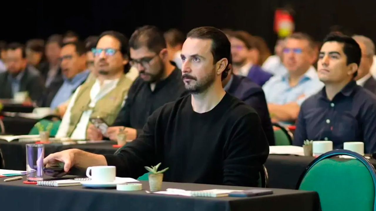 Juan Pablo Velasco propone el modelo "50/50" para redistribuir la torta tributaria en reunión con el Presidente