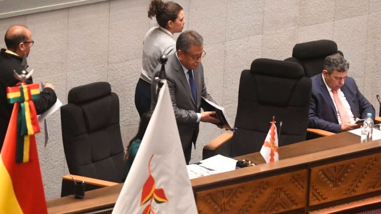Asamblea entra en votación tras interpelación marcada por tensiones y cambios en el pliego