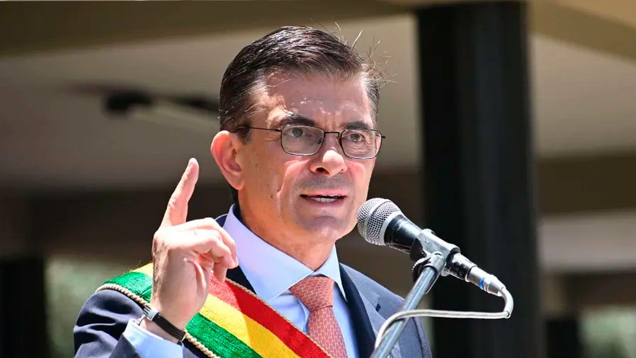 Encuesta refleja caída en la aprobación presidencial en sus primeros seis meses de gestión