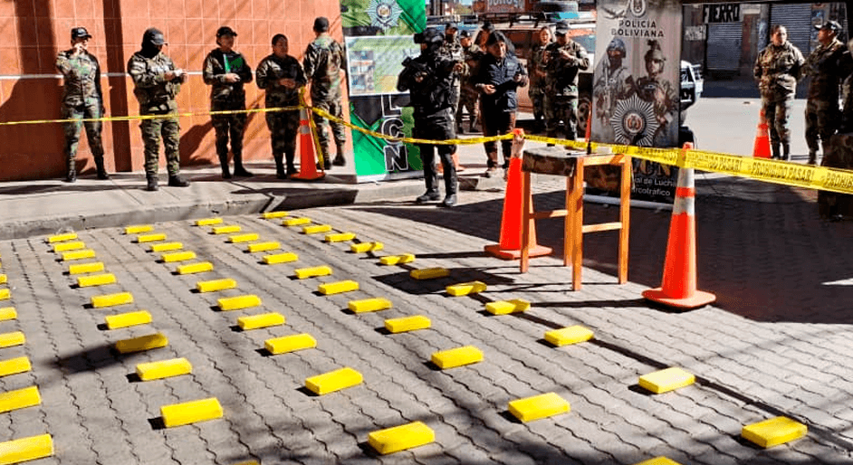 Duro golpe al narcotráfico: felcn incauta 186 paquetes de cocaína en el lago titicaca