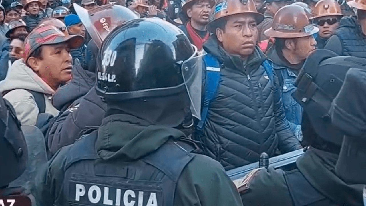 Contingente policial arresta a dirigentes de la COB