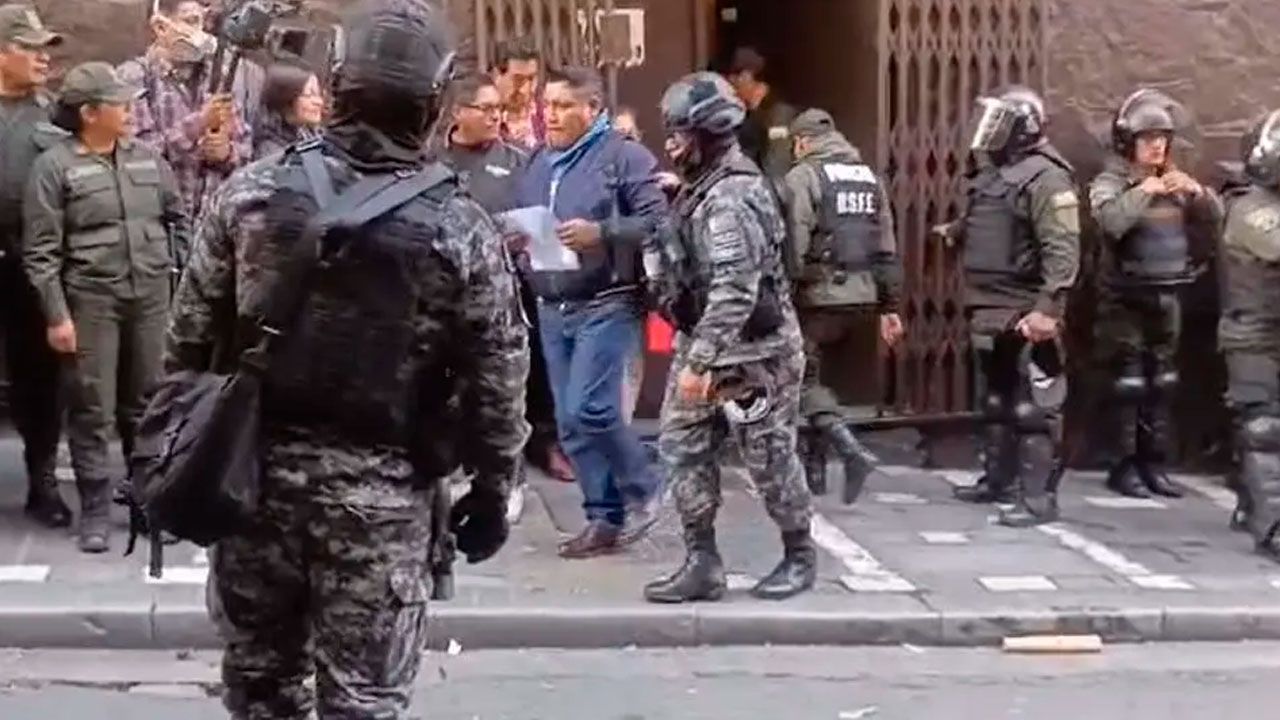 Al menos 10 dirigentes de la COB son arrestados tras toma del Ministerio de Trabajo