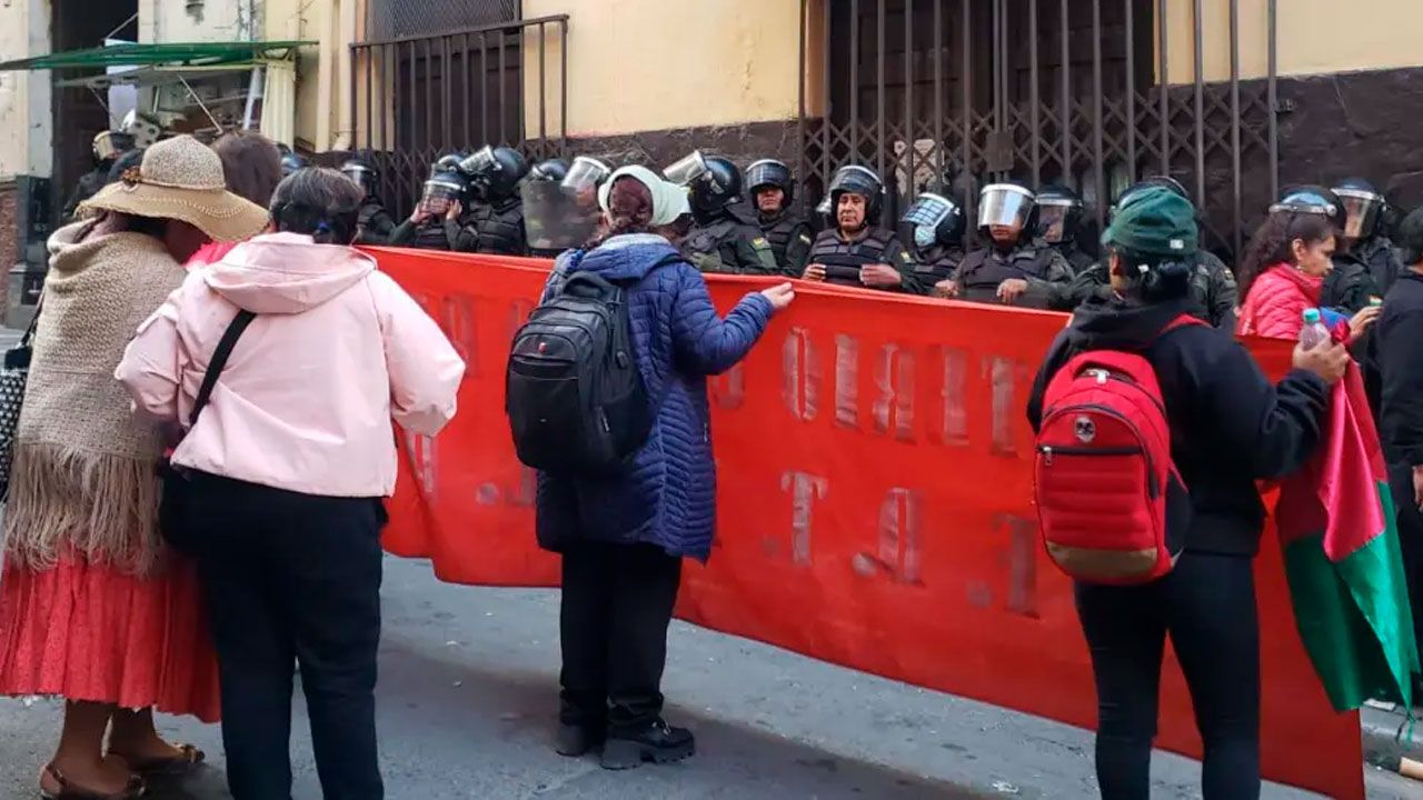 Maestros marchan frente al ministerio de trabajo tras arresto de dirigentes de la COB