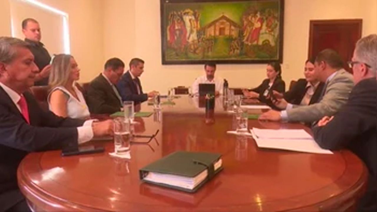 Velasco estrena su gabinete con sesión en vivo y anuncia recorte del 25% al gasto público