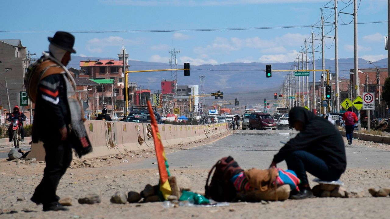 Ponchos Rojos bloquean vía La Paz–Oruro
