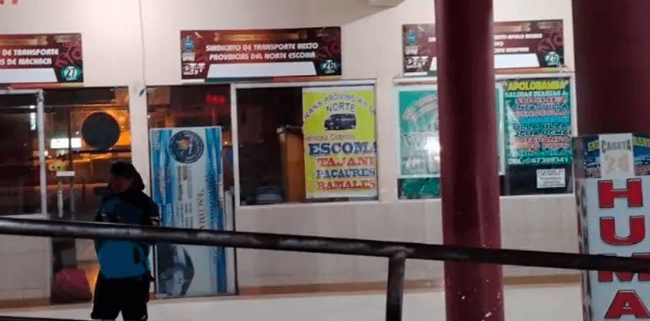 Bloqueos suspenden salidas de buses en la paz y cochabamba
