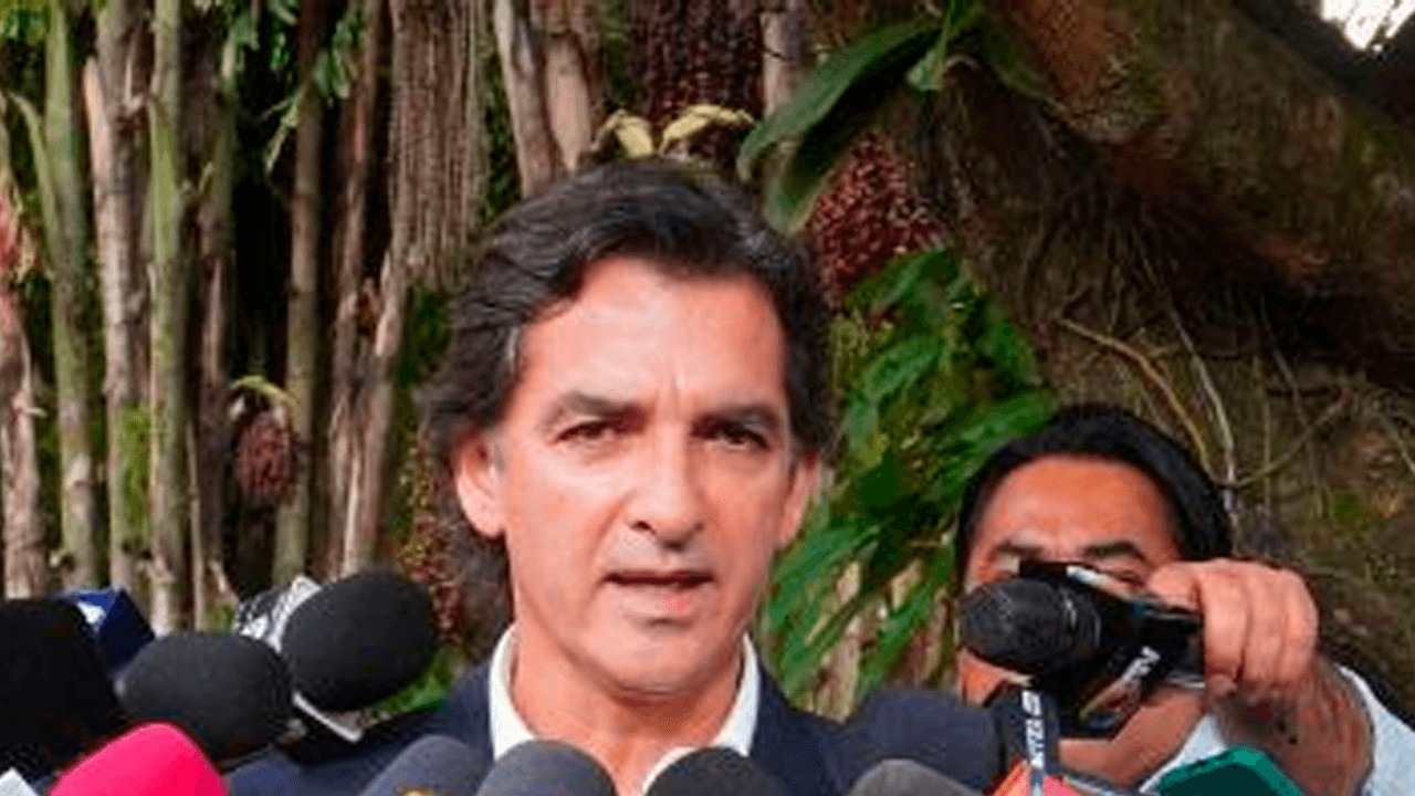 Alcalde Saavedra gestiona cooperación internacional en La Paz y ratifica defensa del Mutualista