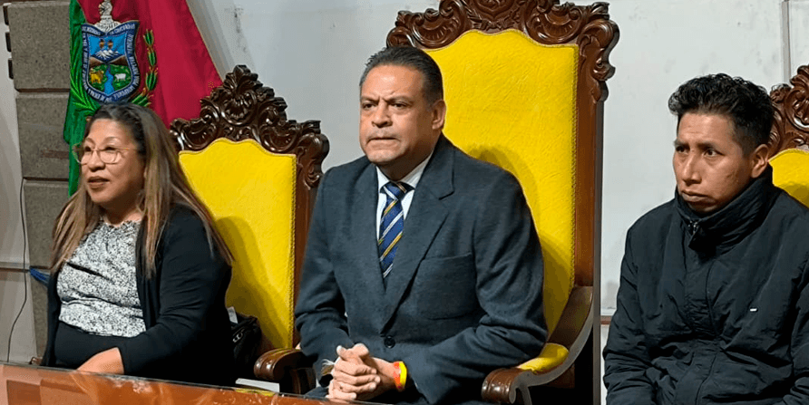 Luis revilla presenta a su gabinete departamental en la gobernación de la paz