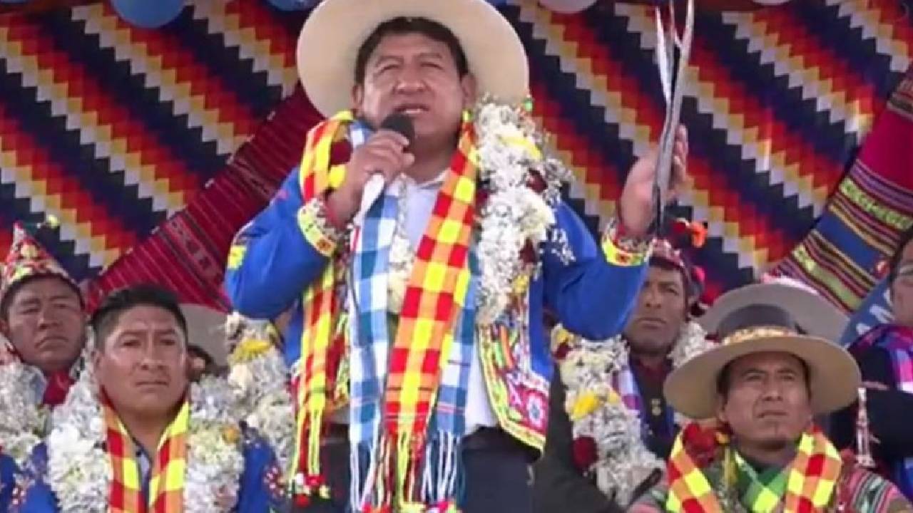 El gobernador de Potosí adquirió un auto del año en efectivo y ha sido destinatario de 117 depósitos por parte de funcionarios.