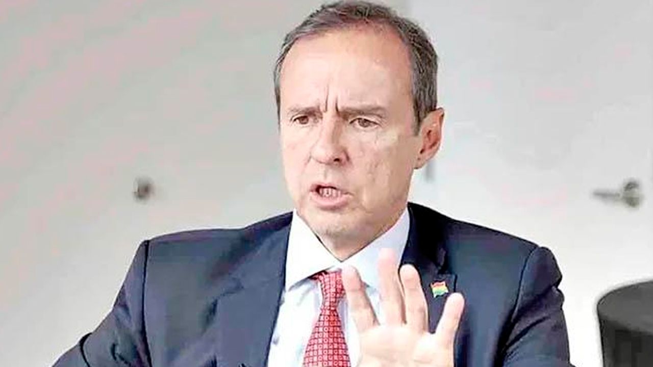 Quiroga critica salida de Akly del país