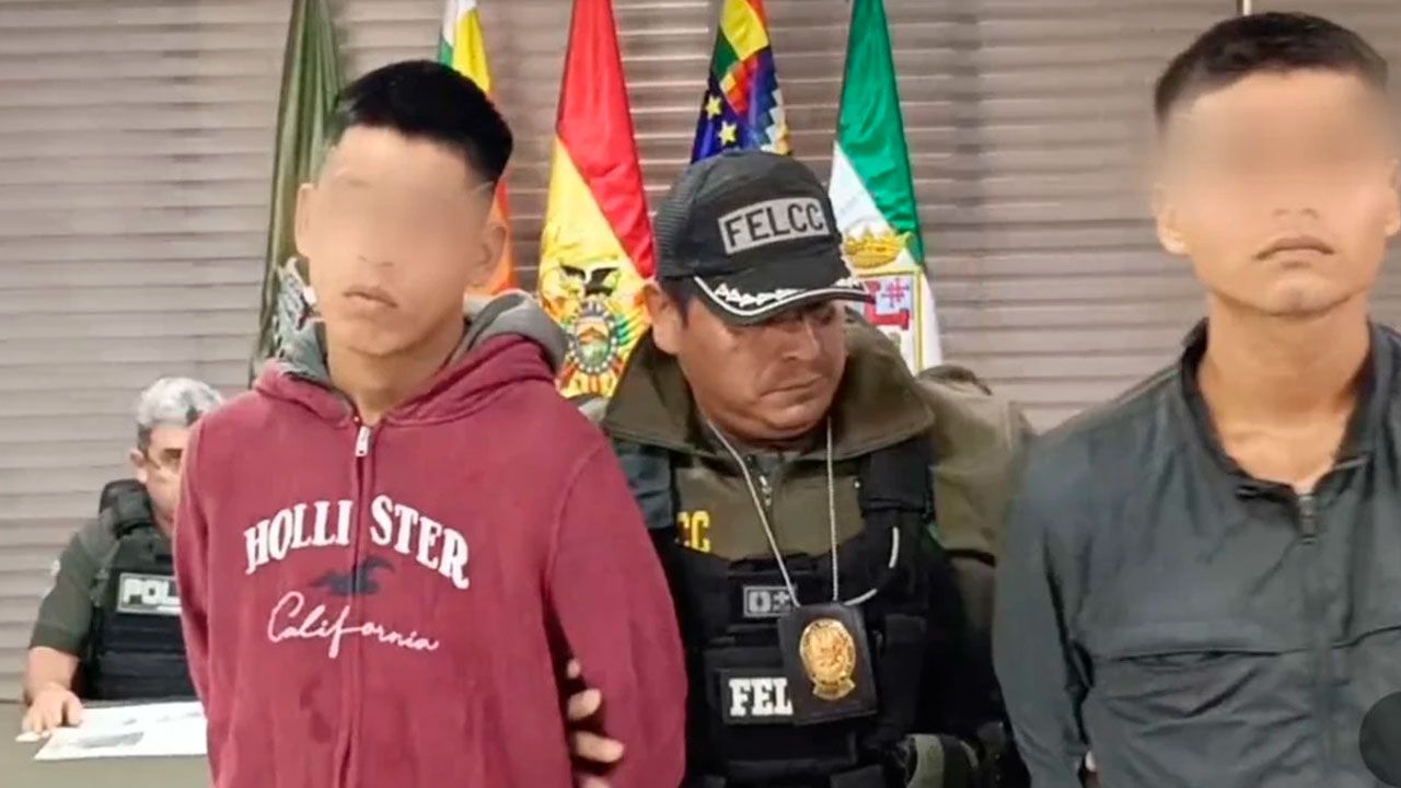 Policía presenta a dos aprehendidos por el crimen de mujer hallada calcinada en La Angostura