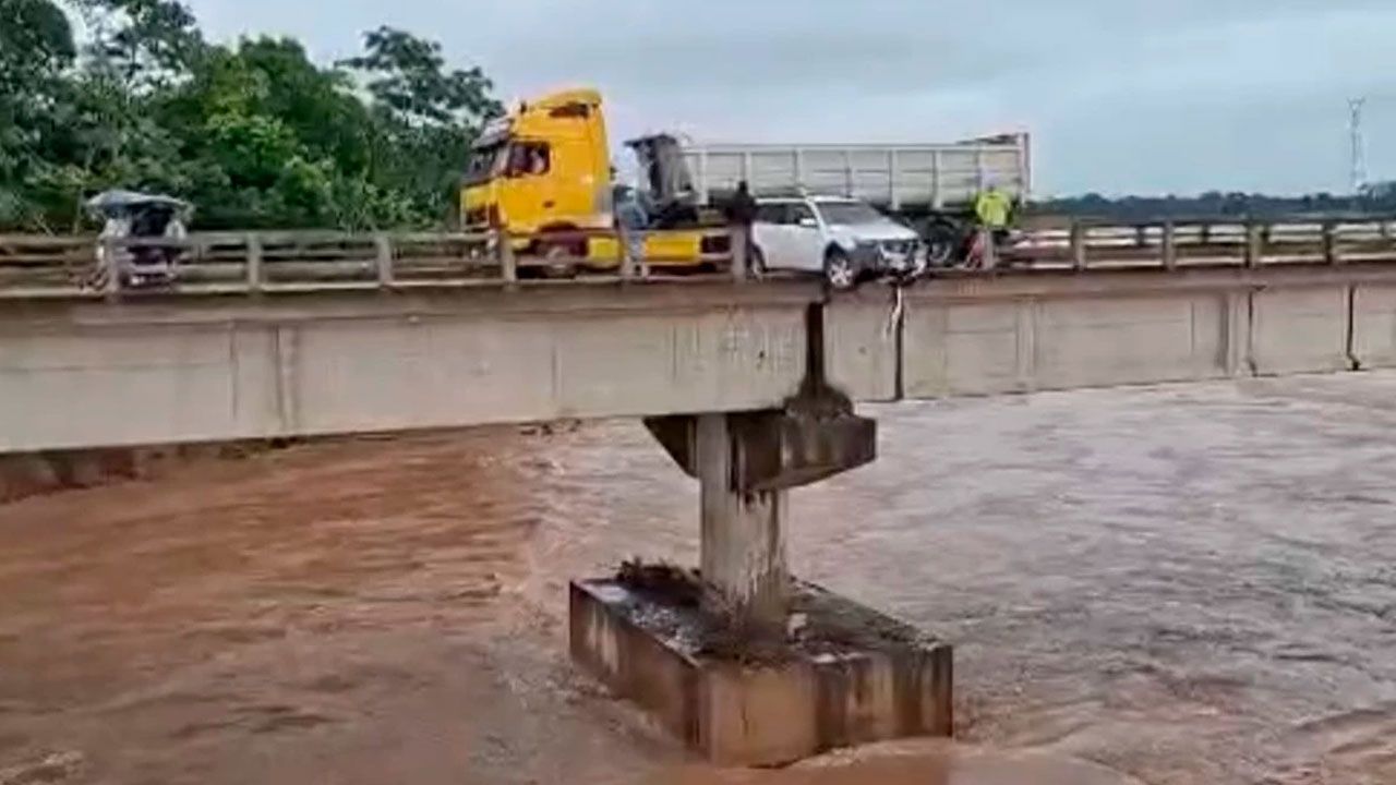 Vehículo queda al borde del puente sobre el río Yapacaní tras fuerte choque