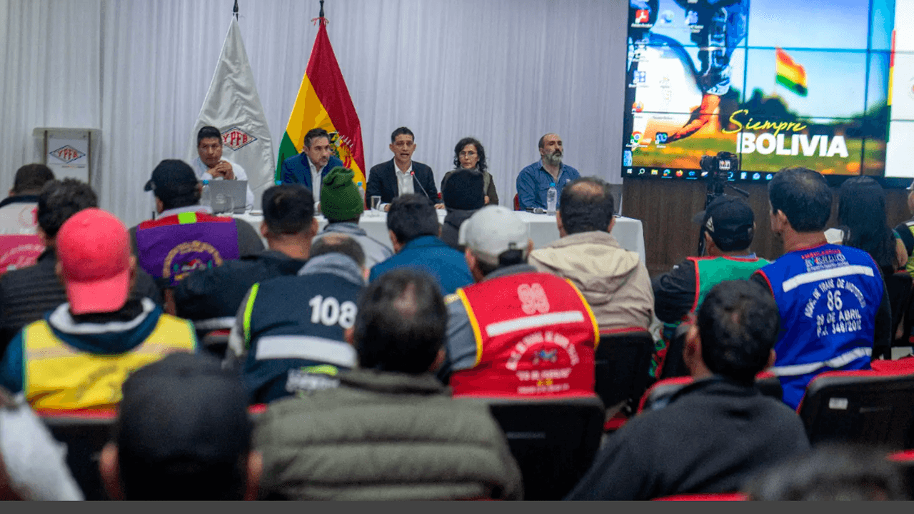 Más de 20 federaciones de mototaxistas y YPFB logran acuerdo para levantar bloqueos en Santa Cruz