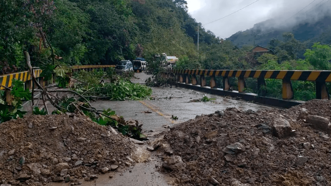 Cerca de 300 ciudadanos peruanos, en su mayoría escolares, se encuentran varados en Bolivia debido a bloqueos de carreteras