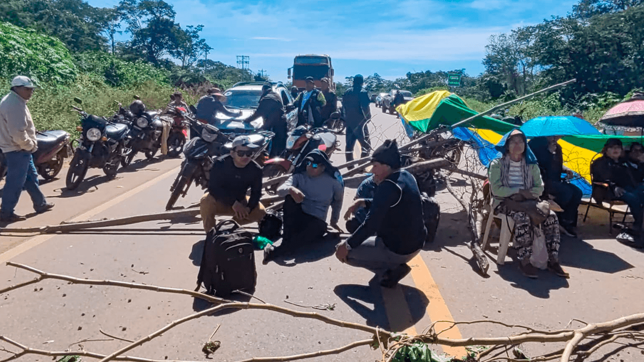 Magisterio urbano y rural inicia bloqueo en la ruta San Miguel - San Ignacio: Cortan el paso en el ingreso a San Rafaelito 