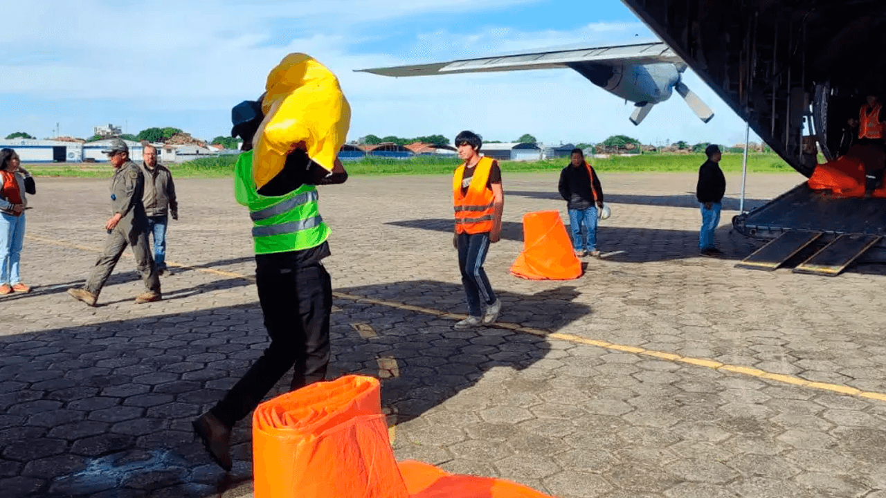 Gobierno activa puente aéreo para enviar 90.000 kilos de carne a La Paz ante el cerco por bloqueos