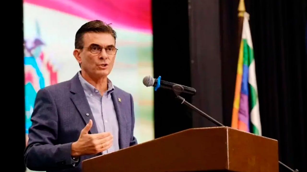 Ministro Mauricio Zamora descarta renuncia de Rodrigo Paz en medio de movilizaciones