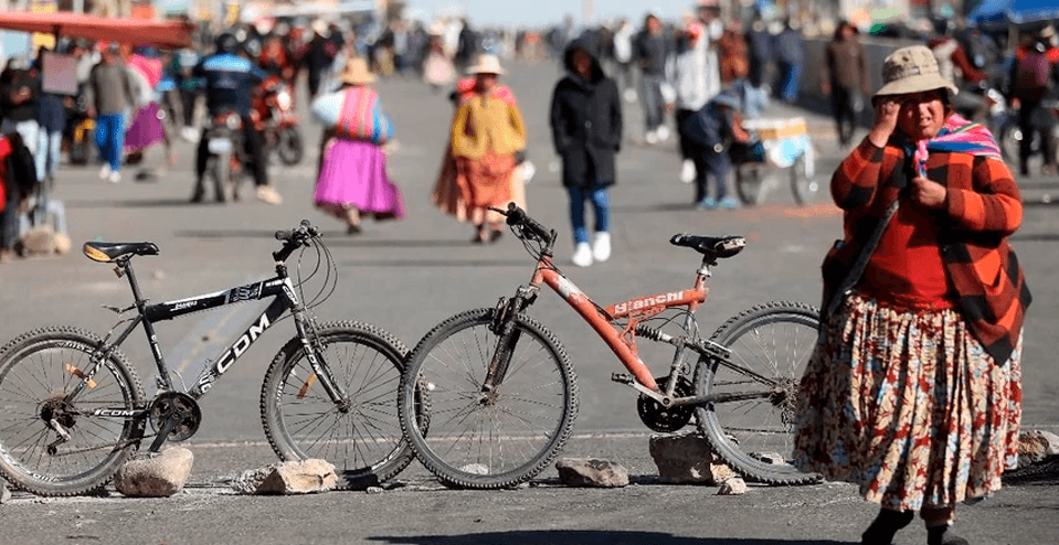 Bloqueos disparan el precio de los alimentos y dejan a cientos de transportistas varados