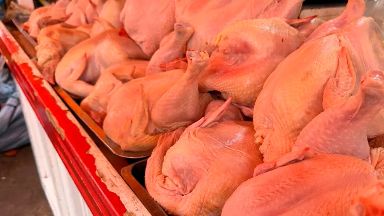 Bloqueos elevan el precio del pollo en La Paz mientras baja en Santa Cruz 