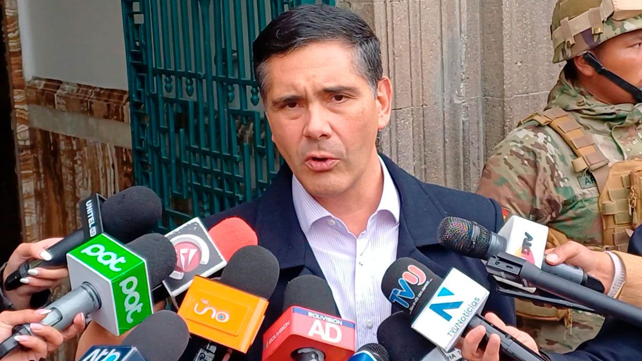 Ministro califica de “criminales”  los bloqueos y alerta impacto en  La Paz y El Alto