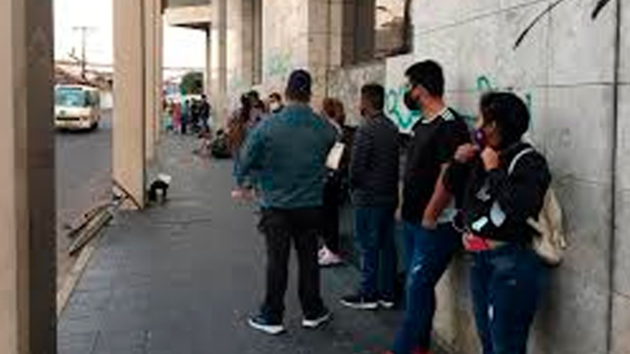 Persisten filas y caos en Migración