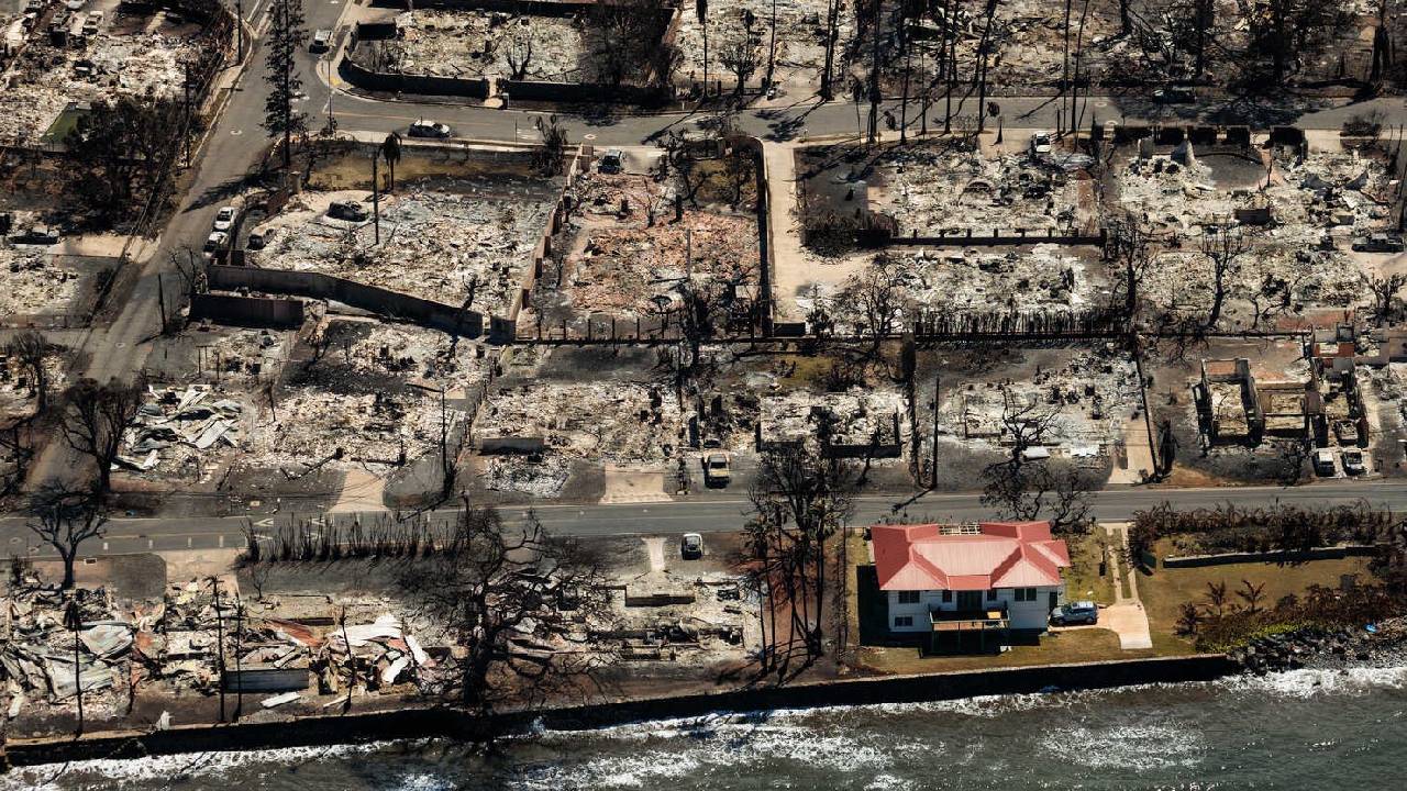 La impresionante imagen de la casa que sobrevivió a los incendios de Maui, en Hawái