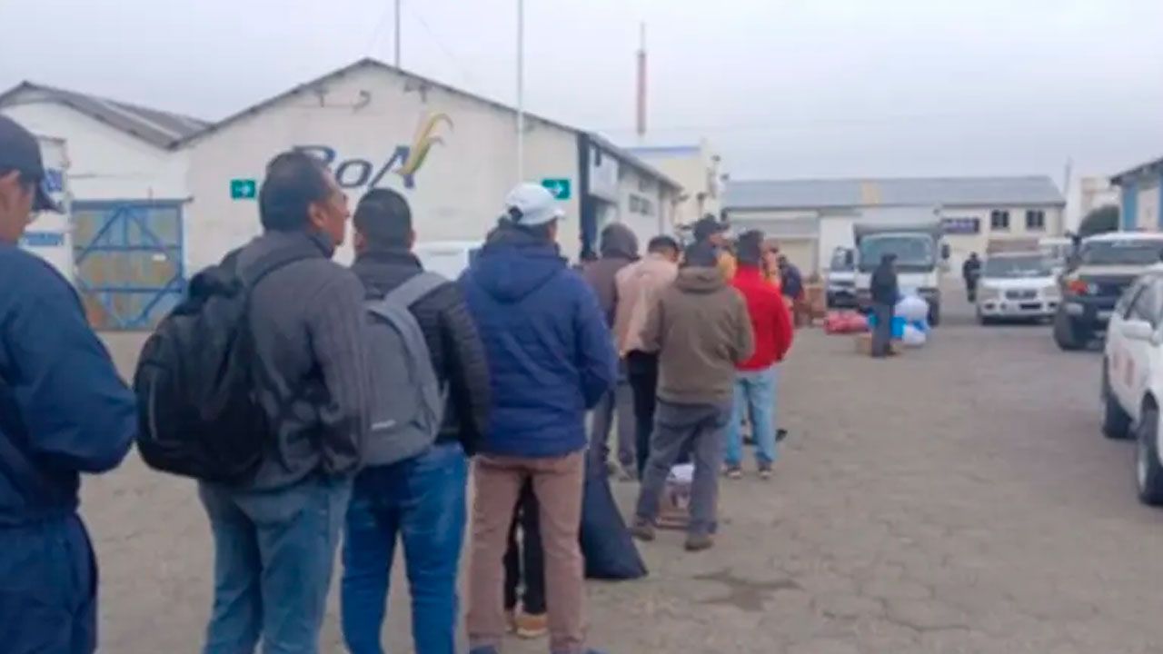Largas filas en el aeropuerto de El Alto por envío de encomiendas ante bloqueos
