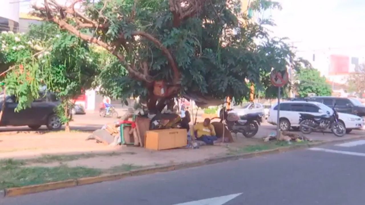 Le roban su única silla de ruedas mientras dormía