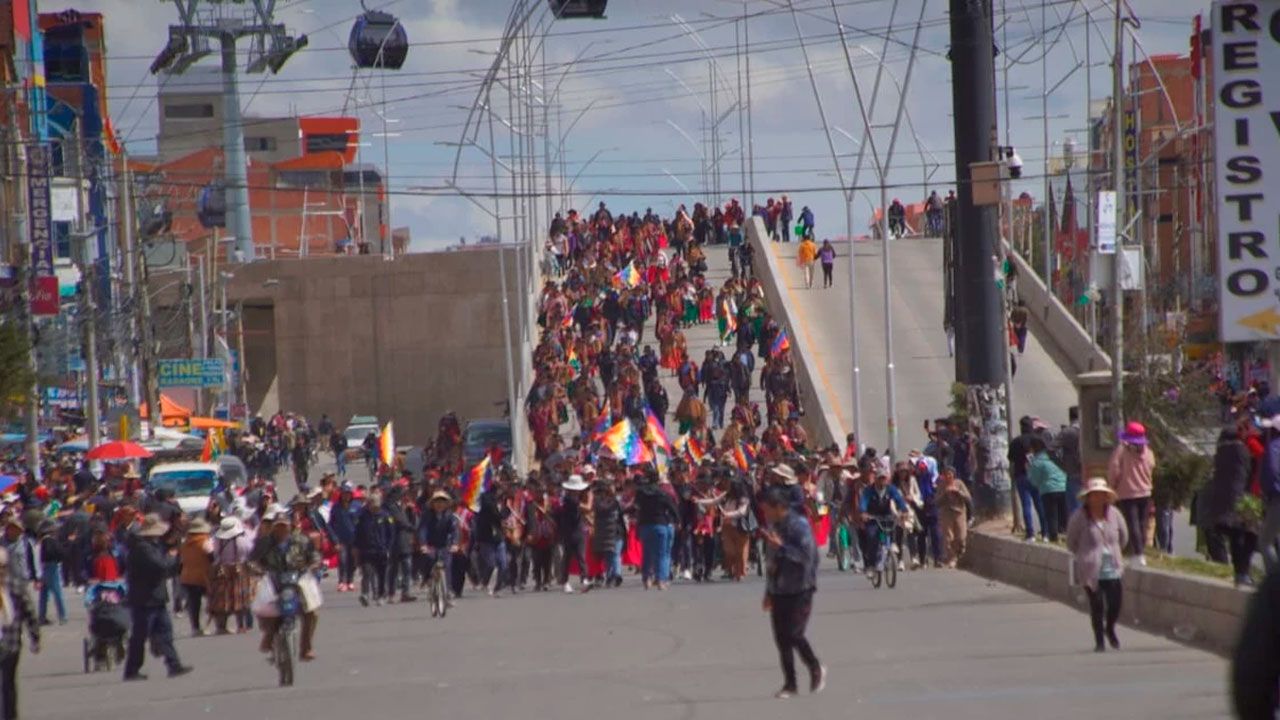 Transportistas reportan 5.000 camiones varados por bloqueos en Bolivia