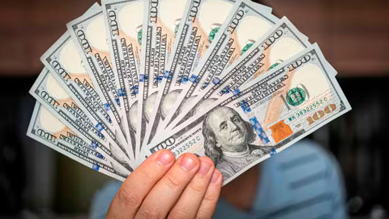 Dólar paralelo cierra sobre los Bs 10 y el BCB reduce cotización referencial